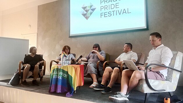 Rok po zm�n� � nové podmínky tranzice v �R, debata v rámci Prague Pride -...