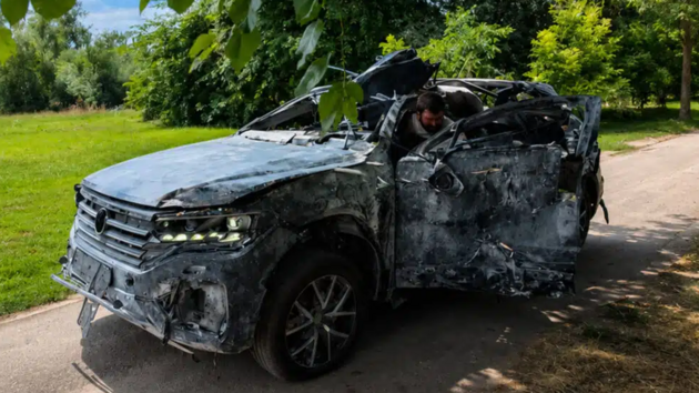 Star� poctiv� touareg dokazuje, �e Volkswagen st�le um� stav�t nezni�iteln� stroje. �koda jen, �e jeho v�roba letos kon��. Tak mo�n� se je�t� s t�mto kouskem n�kde setk�me jako s lehce jet�m, od n�meck�ho d�chodce, kter� s n�m jezdil jen za p�kn�ho po�as�...