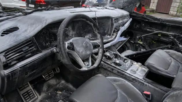 Kdy� na ukrajinsk� parkovi�t� dopadly �lomky st�ely, Volkswagen Touareg to schytal plnou silou � propadl� st�echa, zmasakrovan� sloupky a karoserie na odpis. Jen�e slavn� slogan Das Auto se v tu chv�li prom�nil v realitu: auto norm�ln� nastartovalo, odjelo po sv�ch a dokonce fungovaly i jeho displeje. 
