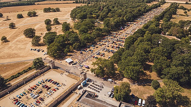 Na britsk�m z�mku Grimsthorpe se sch�zej� tis�ce lid�, aby oslavili auta, nad kter�mi by d��ve v�ichni jen m�vli rukou.