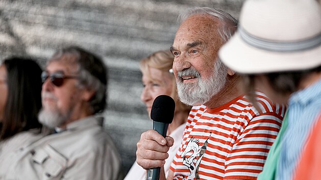 Zden�k Sv�r�k na vzpom�nkov� akci k 50 let�m od uveden� komedie Na samot� u lesa (1. srpna 2026)