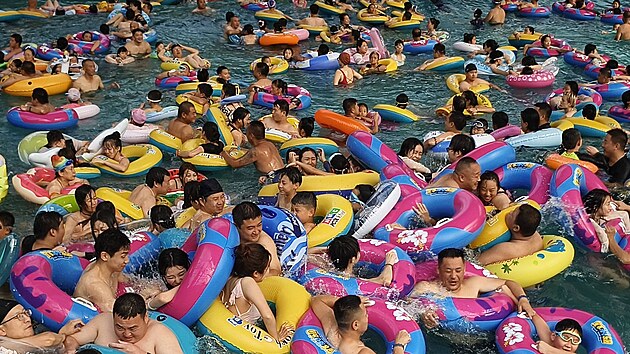 Nesnesitelné tropické teploty vyhnaly v �ín� tisíce lidí z domov�. Ti zaplavili...