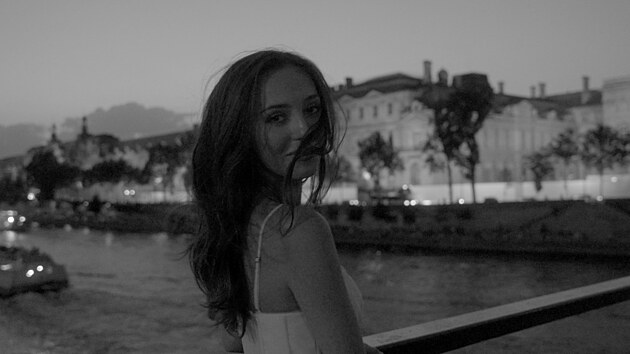 Charlotte Gott vydala klip ke skladbě Paris. Natáčelo přímo v ulicích města