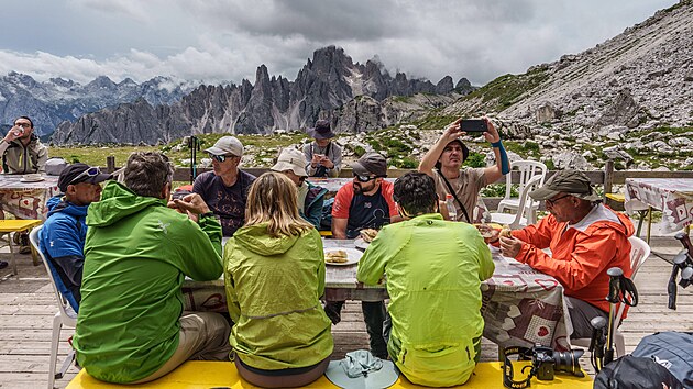N�kter� z nejslavn�j��ch m�st Dolomit p�ipom�naj� sp�e p�epln�nou m�stskou atrakci.