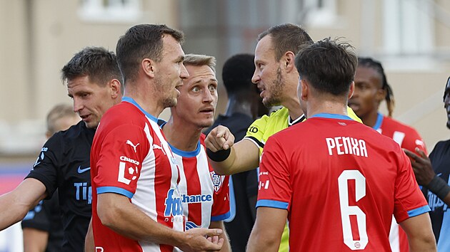 Rozhod�í Luká� Nehasil v diskusi s hrá�i Zbrojovky Brno po ud�lení �ervené...