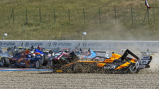 Ned�ln� fin�lov� z�vod formule 4 na mosteck�m autodromu a hromadn� nehoda v prvn� z�krut�, ve kter� se nezavin�n� ocitla i Ella H�kkinenov�.