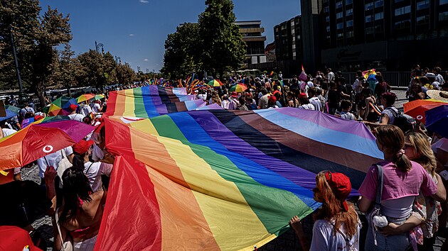 Duhový pr�vod na podporu práv LGBT+, kterým v sobotu vrcholí festival Prague....