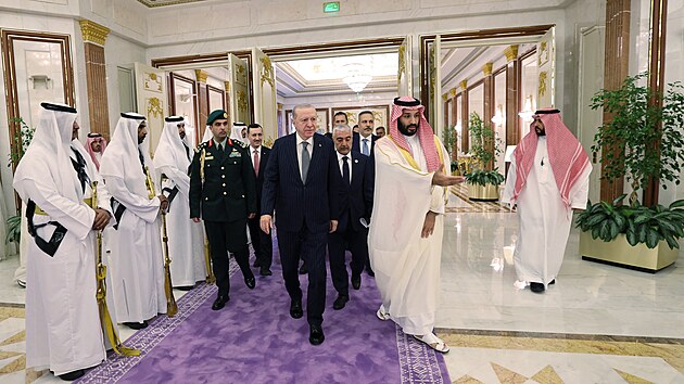 Spole�n� setk�n� tureck�ho prezidenta Recepa Tayyipa Erdogana (uprost�ed) v Sa�dsk� Ar�bii za p��tomnosti sa�dskoarabsk�ho korunn�ho prince Muhammada bin Salm�na (vpravo). (7. srpna 2026)