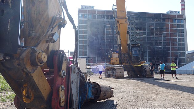 P��pravy na demolici vyho�el� budovy 34 fini�uj�. Kl��ov�m strojem bude ob�� demoli�n� bagr Caterpillar o provozn� hmotnosti kolem 100 tun, jeden z nejv�t��ch demoli�n�ch stroj� na sv�t�. (srpen 2026)