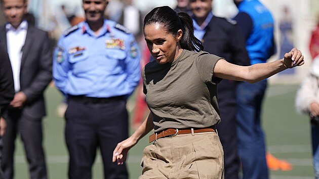 V Jord�nsku si Meghan zahr�la fotbal v outfitu od Zary.