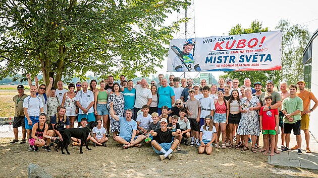 Vodn� slalom�� Jakub Krej�� (dole uprost�ed) slav� v �esk�ch Bud�jovic�ch svou...