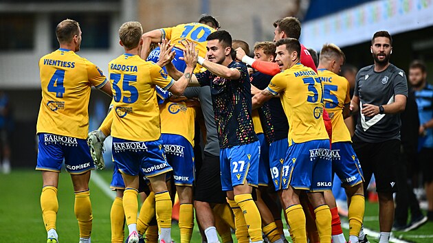 Tepli�t� fotbalist� se raduj� z branky proti Liberci.