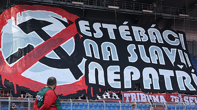 Fanou�ci Slavie a jejich choreo b�hem duelu v Ostrav�.