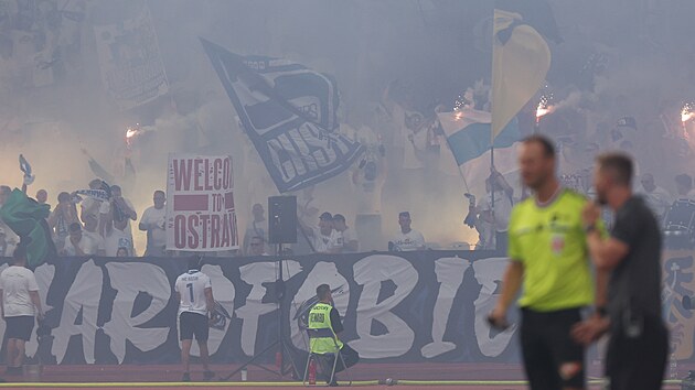 Ostrav�t� fanou�ci p�i z�pase se Slavi�.