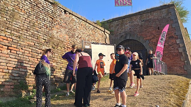 Sou��st� festivalu Brutal Assault v josefovsk� pevnosti je d�tsk� z�na i t�bor....