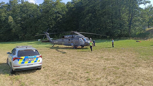 Na m�st� po��ru zasahoval i vrtuln�k Black Hawk, pro kter� hasi�i zaji��ovali �erpac� stanovi�t� na Podhr�zsk�m dra�ovick�m rybn�ku. (4. srpna 2026)