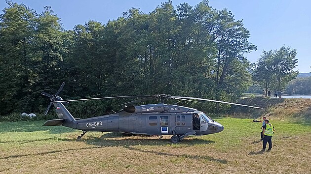 Na m�st� po��ru zasahoval i vrtuln�k Black Hawk, pro kter� hasi�i zaji��ovali �erpac� stanovi�t� na Podhr�zsk�m dra�ovick�m rybn�ku. (4. srpna 2026)