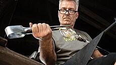 Skláři v Deštn�©m tav�­ sklo dřevem, souÄ�ást�­ festivalu je i dražba výrobků