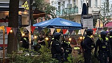V berlínské restauraci Atlas se ozvaly t�i výst�ely. Pravd�podobn� je na míst�...