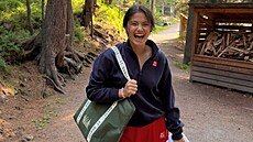 Britská tenistka Emma Raducanuová pokra�uje v lé�b� zran�ní dolní kon�etiny ve...