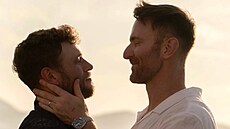 Akrobatický ly�a� Gus Kenworthy po�ádal u ruku svého partnera Andrewa Rigbyho.