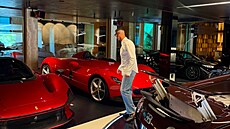 Cristiano Ronaldo ukázal �ást své sbírky luxusních voz�