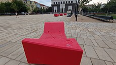 Vandalové posprejovali �ervené lavi�ky ve víde�ském stylu na �erstv�...