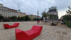 Vandalové posprejovali �ervené lavi�ky ve víde�ském stylu na �erstv�...