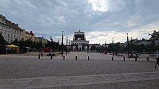 Vandalové posprejovali �ervené lavi�ky ve víde�ském stylu na �erstv�...