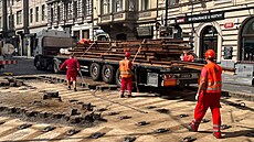 Oprava tramvajového úseku v Národní a Spálené ulici (snímky jsou z po�átku...