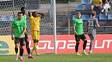 Jihlavský úto�ník Tyrese Omotoye se dr�í za hlavu b�hem zápasu s P�íbramí.