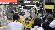 Demi Volleringová slaví na Tour de France Femmes 2026.
