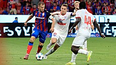 Souboj kapitán�. Plze�ský Mat�j Vydra si kryje mí� p�ed Jakubem Klímou z Brna.