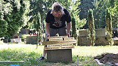 Socha� Petr Szyroki dokon�uje na Slezskoostravském h�bitov� pomník ob�tí...