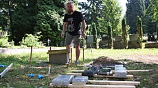 Socha� Petr Szyroki dokon�uje na Slezskoostravském h�bitov� pomník ob�tí...