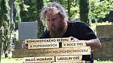 Socha� Petr Szyroki dokon�uje na Slezskoostravském h�bitov� pomník ob�tí...