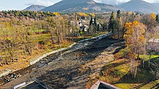 Rozvoln�né koryto �eky Lomné v Beskydech s balvanitými skluzy umo�ní rybám...
