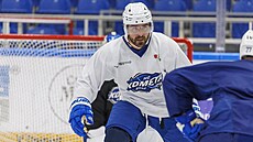 Obránce Luke Witkowski na tréninku brn�nské Komety.