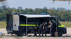 Policejní pyrotechnici p�ipravují robota na likvidaci výbu�nin u ukrajinského...