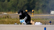 Policista v ochranném obleku zasahuje na leti�ti Lipsko/Halle v N�mecku. (5....