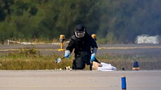 Policista v ochranném obleku zasahuje na leti�ti Lipsko/Halle v N�mecku. (5....