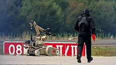 Policista v ochranném obleku zasahuje na leti�ti Lipsko/Halle v N�mecku. (5....