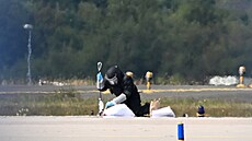 Policejní pyrotechnik pracuje u ukrajinského letadla na leti�ti Lipsko/Halle v...