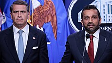Americký ministr spravedlnosti Todd Blanche a �editel FBI Kash Patel vystupují...