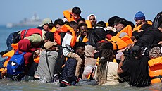 Migranti se na nafukovacím �lunu pokou�ejí p�ekonat Laman�ský pr�liv u...