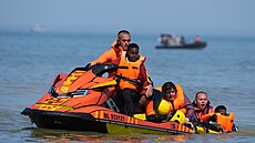Francouzské ú�ady p�ivá�ejí na plá� v Hardelotu skupinu migrant� po neúsp�ném...