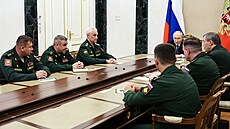Ruský prezident Vladimir Putin se ú�astní jednání s vedením ministerstva obrany...