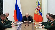 Ruský prezident Vladimir Putin se ú�astní jednání s vedením ministerstva obrany...