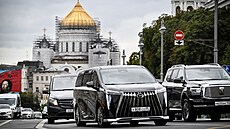 V�z zna�ky GAC projí�dí kolem chrámu Krista Spasitele v centru Moskvy. (3. zá�í...