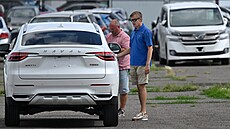Mu�i si prohlí�ejí ojetý �ínský v�z Haval na p�edm�stí Krasnojarsku. (15....